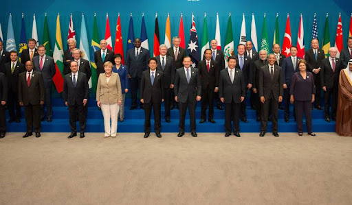 Presidentes y delegados de los países y sus banderas que conforman la OCDE posan para una foto.