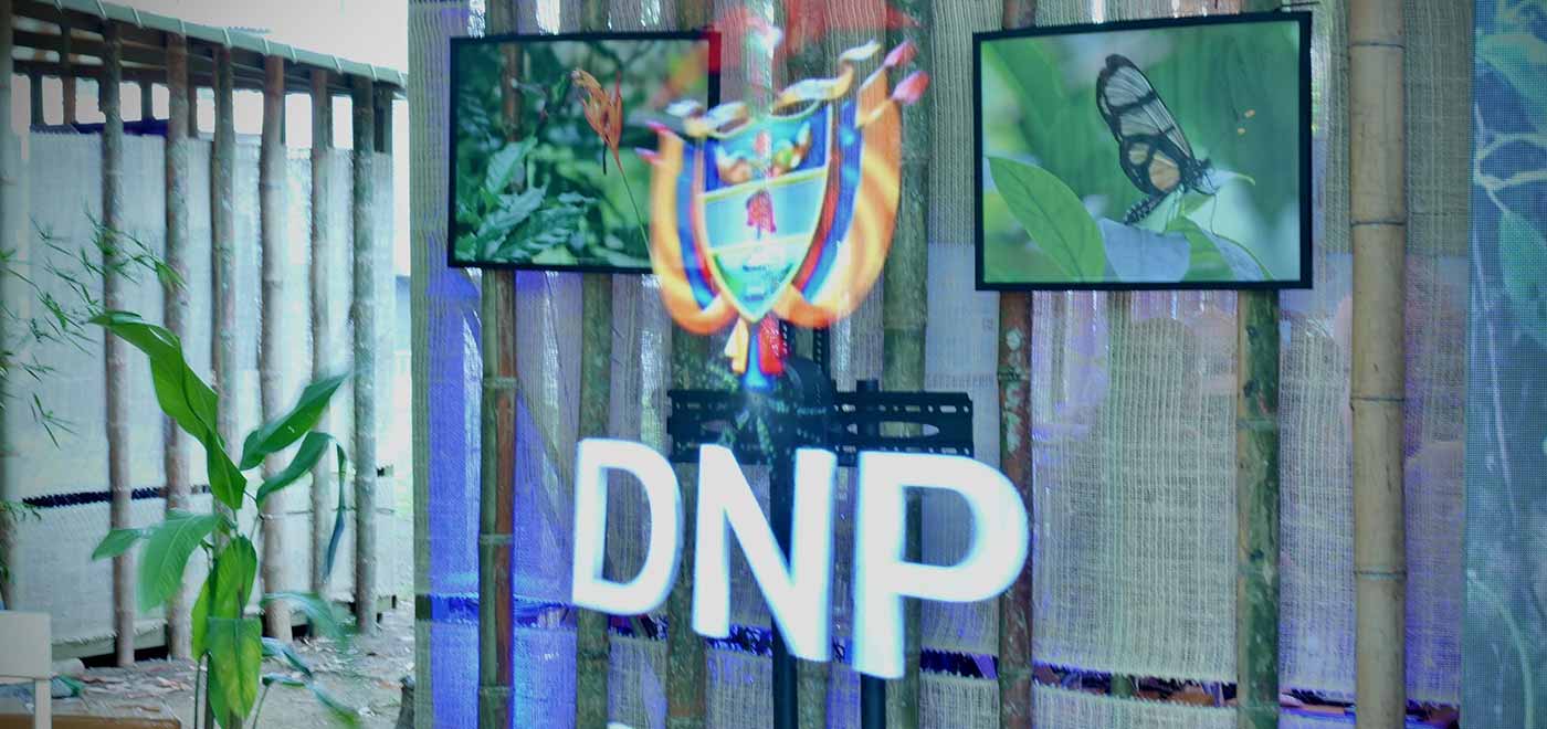 Estand del DNP con siu logo en primer plano