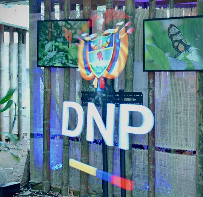 Estand del DNP con siu logo en primer plano