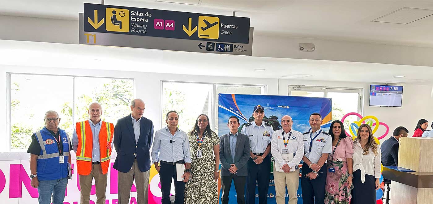 Director del DNP en aeropuerto con equipo de trabajo