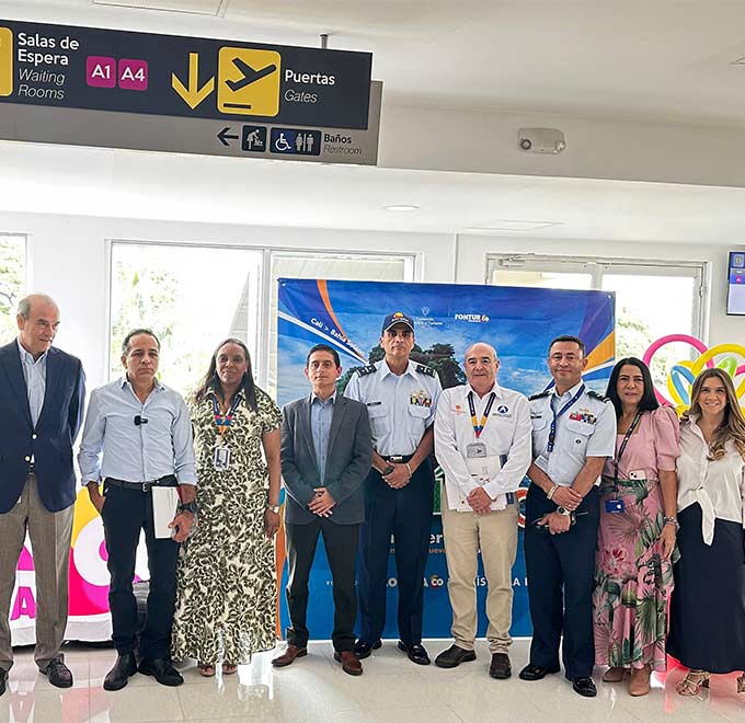 Director del DNP en aeropuerto con equipo de trabajo