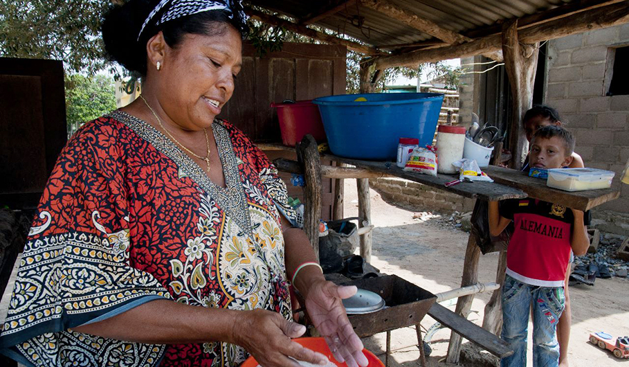 Mujer cocinando en el campo de Colombia 