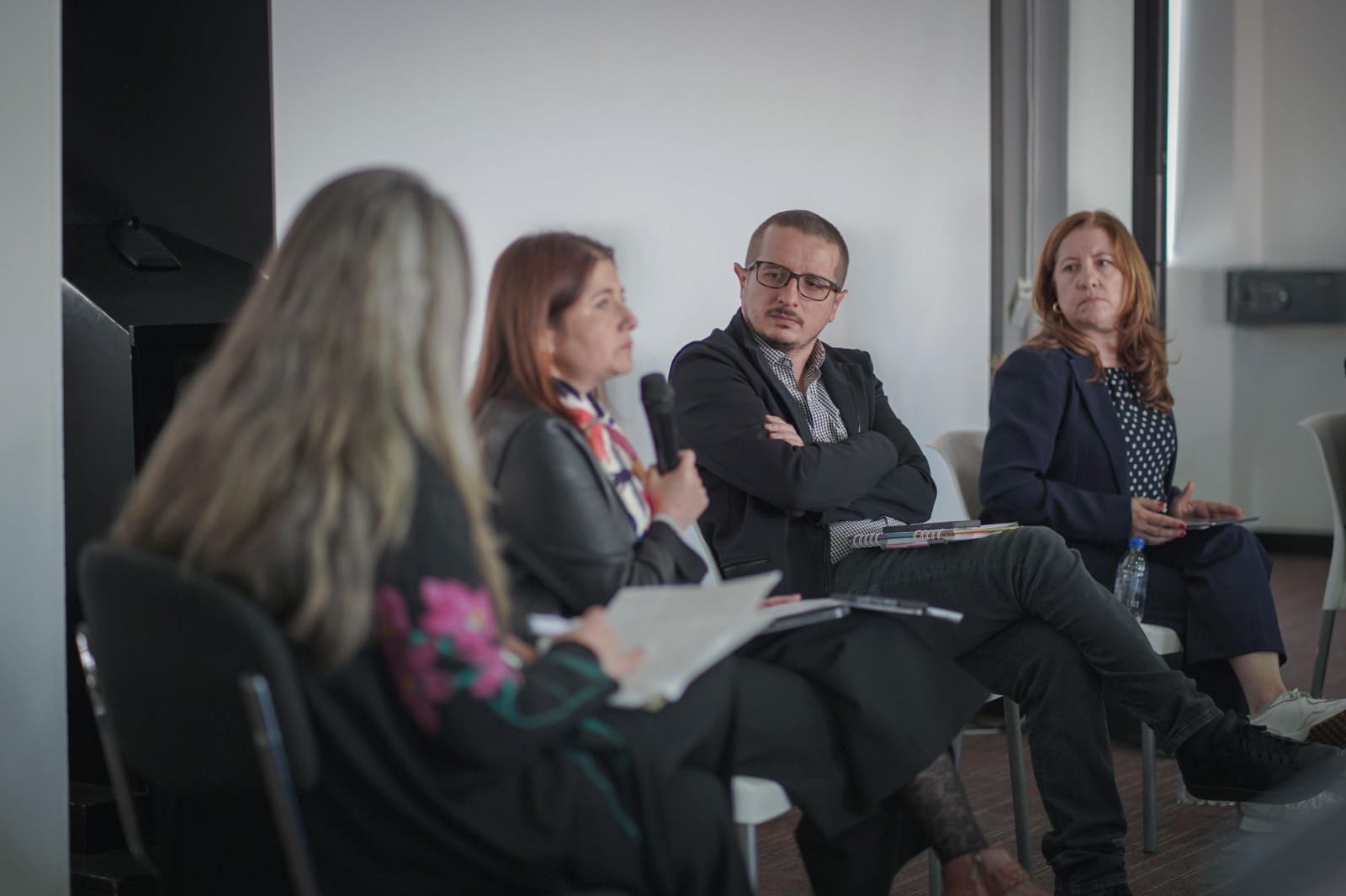 Cuatro líderes  reunidos en el  marco  de la construcción del CONPES Soluciones Duraderas para las víctimas del desplazamiento f