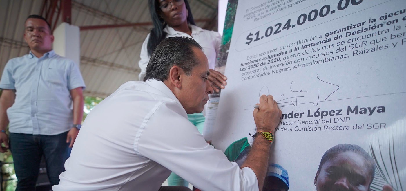 Director del DNP está firmando el pacto con las comunidades palenqueras en Cali Valle del Cauca