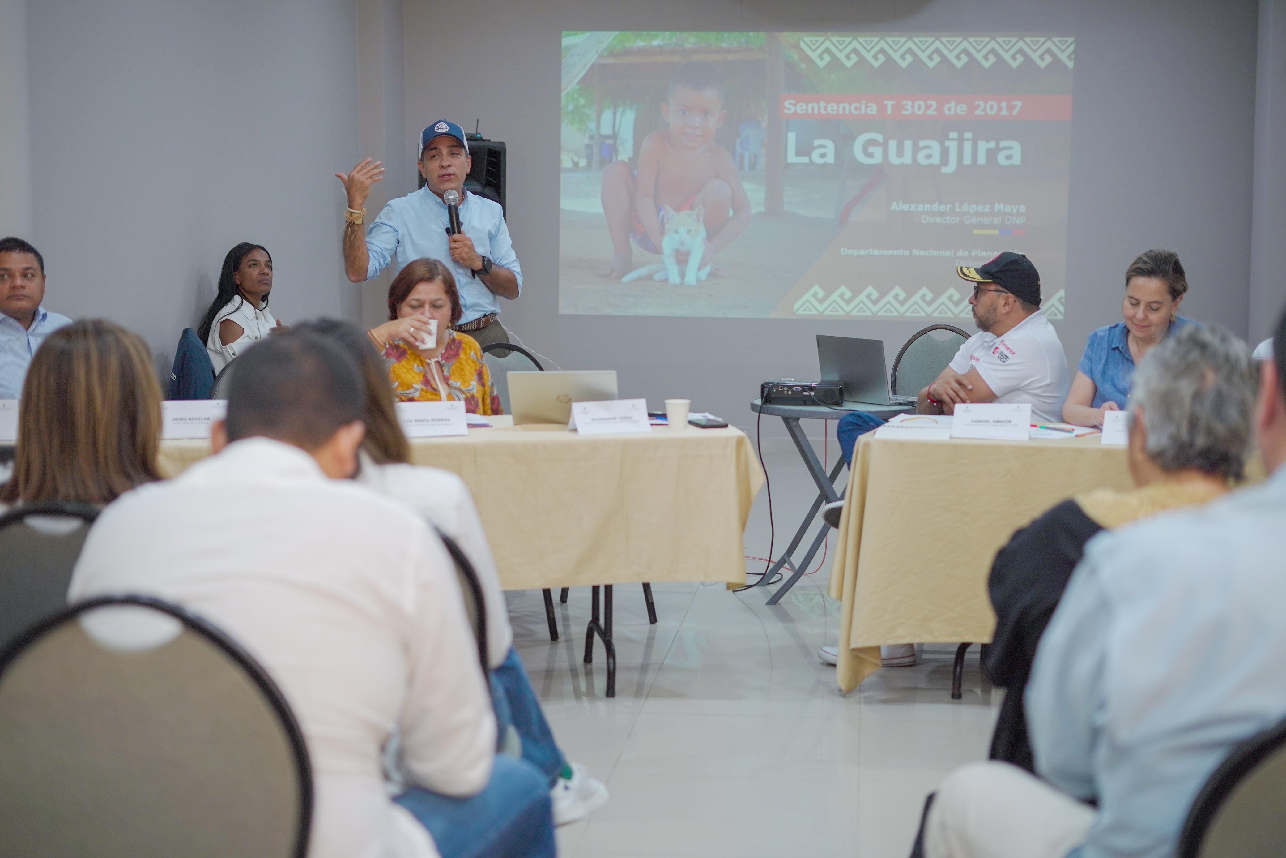 Director del DNP Alexander López presentando la sentencia T302 de 2017 ante comunidad 