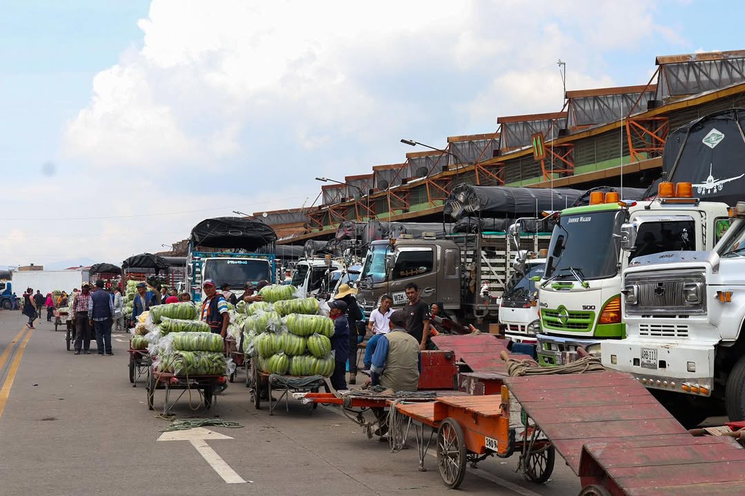 Vendedores en la Plaza de Corabastos ofertando sus frutas y verduras.