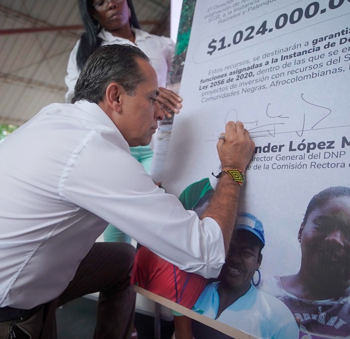 Director del DNP está firmando el pacto con las comunidades palenqueras en Cali Valle del Cauca