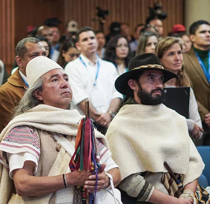 Personas asistiendo a un diálogo con las comunidades étnicas