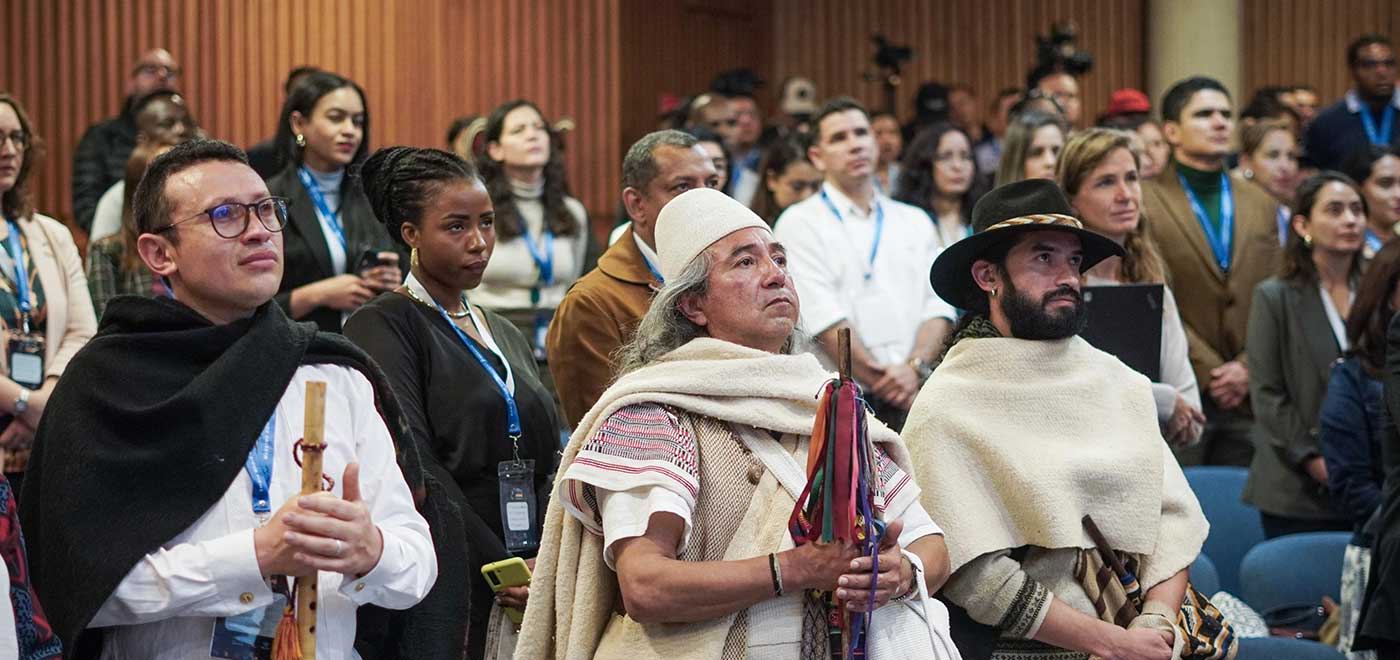 Personas asistiendo a un diálogo con las comunidades étnicas