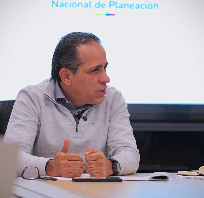 El Director del DNP conversando en mesa de trabajo