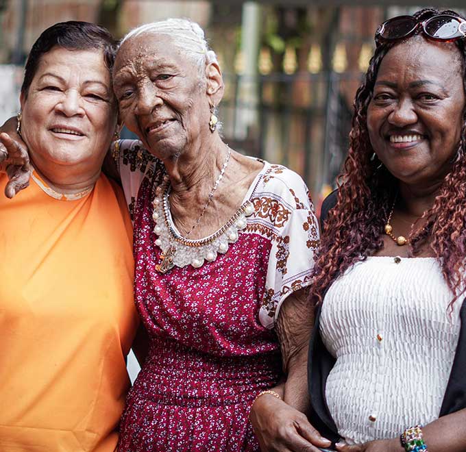 Adultas mayores sonriendo a la cámara