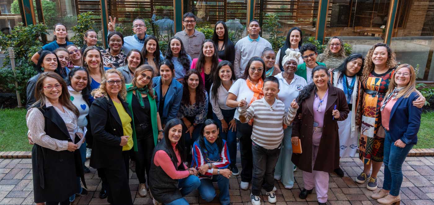 Grupo de mujeres que participaron en el taller: construcción del CONPES para el  Trabajo Digno y Decente.