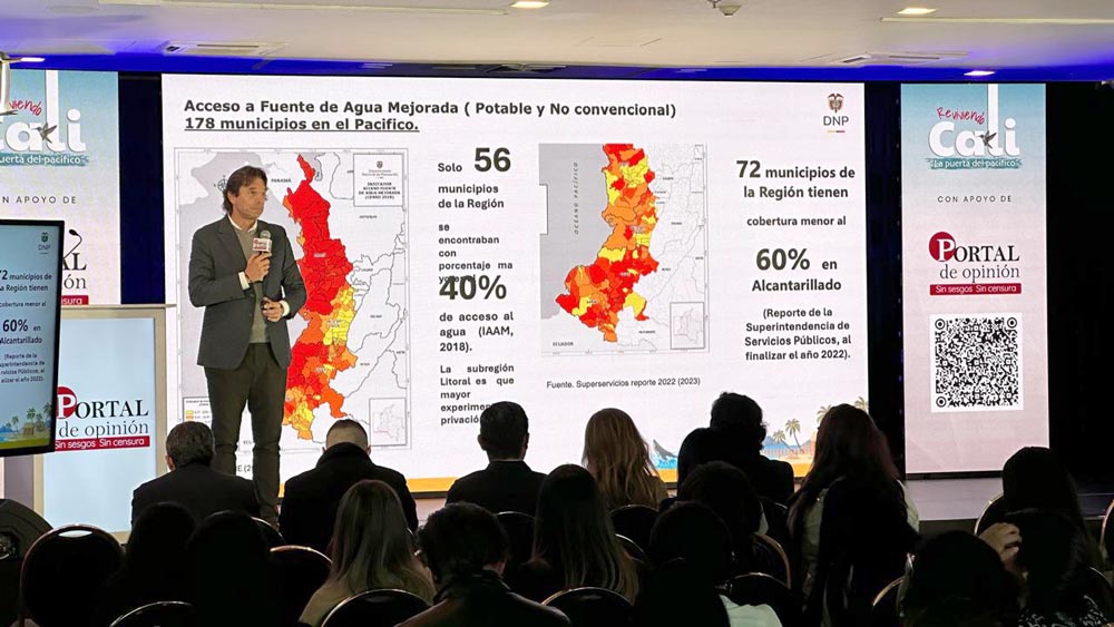 El director de Desarrollo Social del DNP, Alberto Bejarano hablando al público