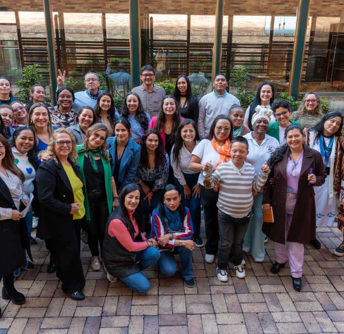 Grupo de mujeres que participaron en el taller: construcción del CONPES para el  Trabajo Digno y Decente.