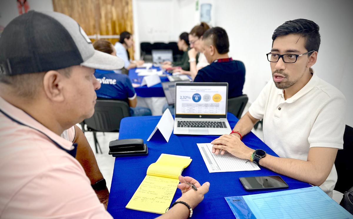 Funcionario atendiendo a ciudadano