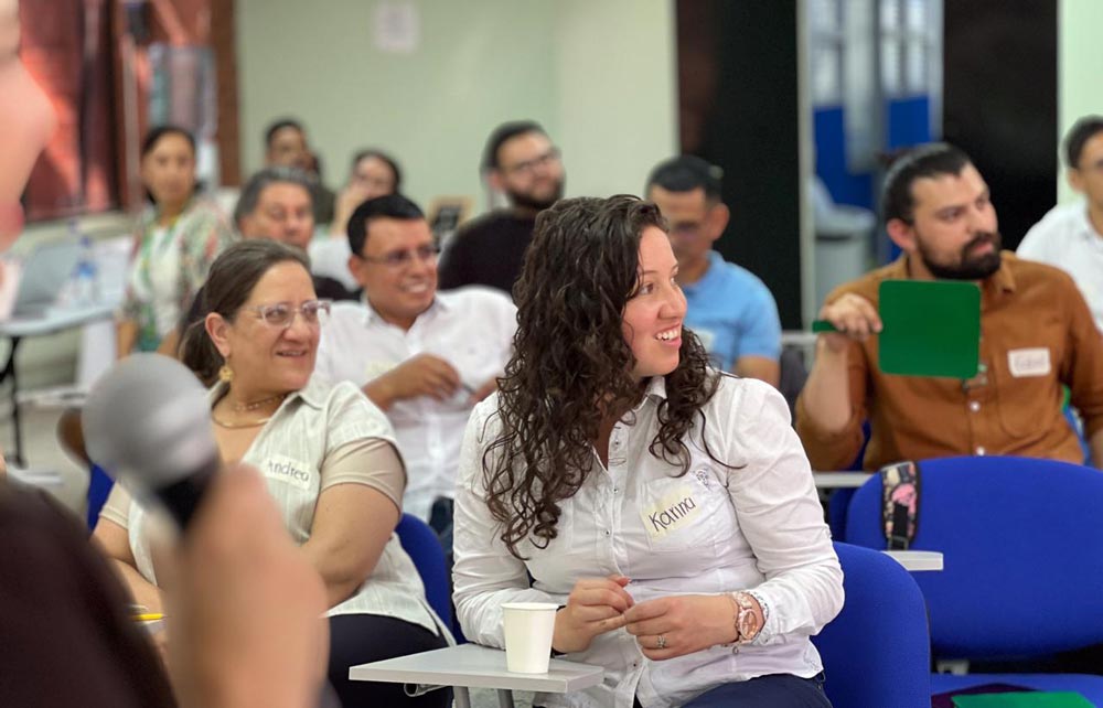 Mujeres asistiendo al evento socialización de +Clima