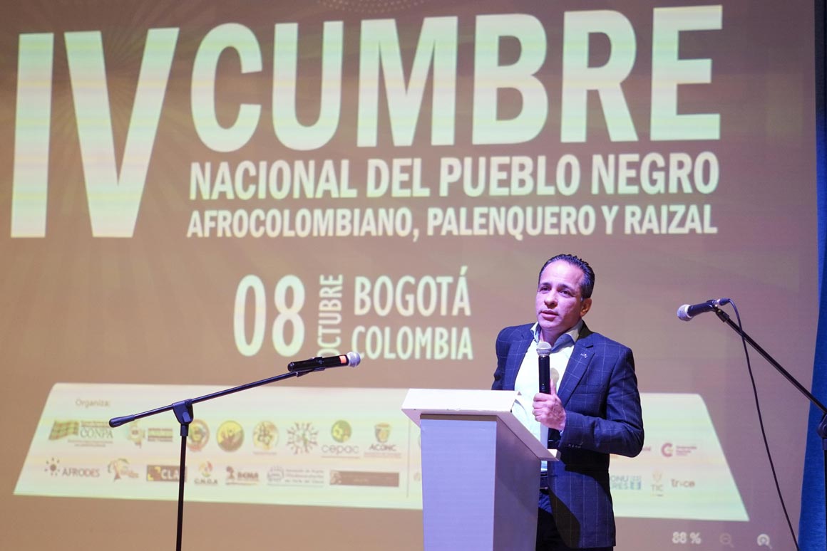 Director DNP hablando frente al público en Cumbre Nacional del Pueblo Negro, Afrocolombiano, Palenquero y Raizal