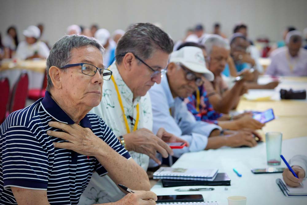 Personas participando y asistiendo atentamente a la socialización del sistema nacional de planeación