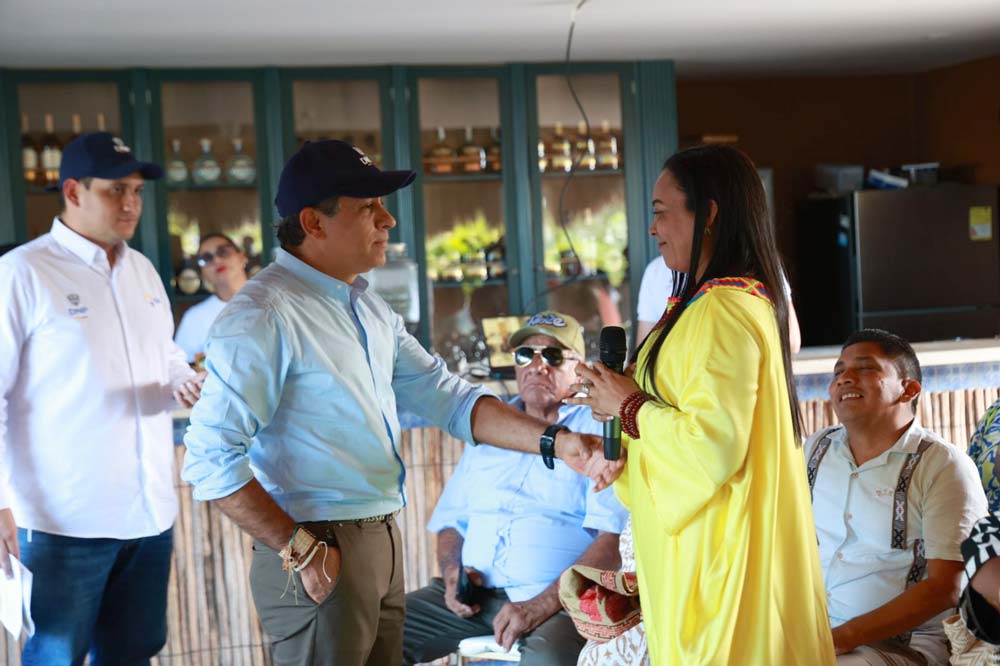 Director DNP Alexander López dando la mano a líder de Comunidad Wayuu