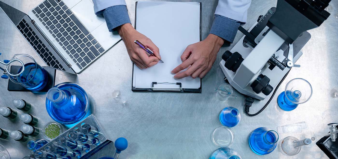 Manos de persona trabajando en un laboratorio