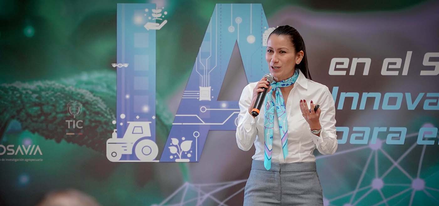 Viviana Vanegas, Directora de Desarrollo Digital hablando al público en la primera cumbre de  IA en el Sector Agropecuario