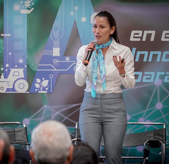 Viviana Vanegas, Directora de Desarrollo Digital hablando al público en la primera cumbre de  IA en el Sector Agropecuario