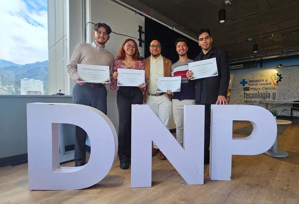 Ganadores de la premiación sonriendo a la cámara