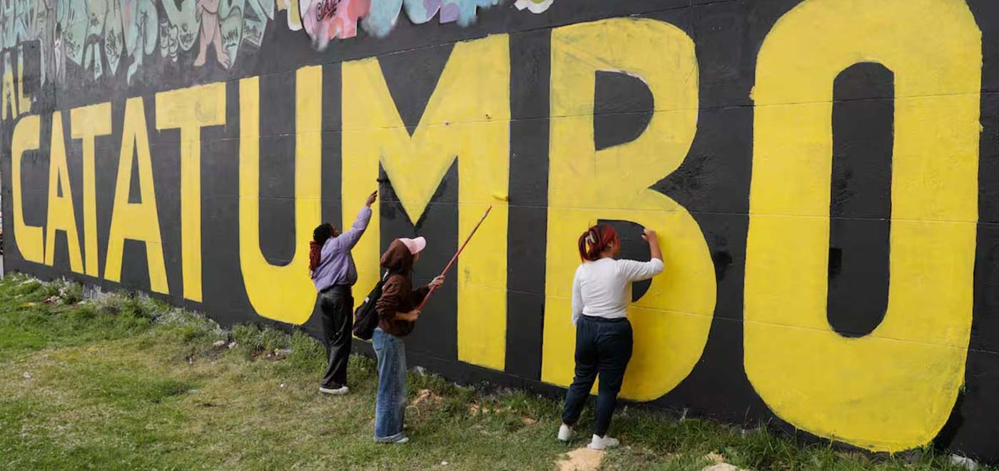 Personas pintando mural