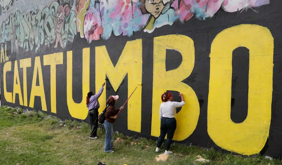 personas pintando un mural en el catatumbo