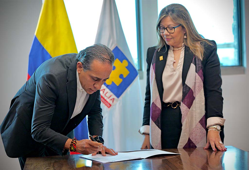 Director DNP firmando papeles junto a la Fiscal General de la Nación