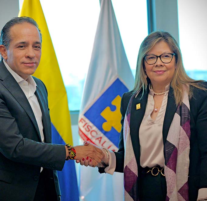 Director del DNP estrecha la mano de Fiscal General de la Nació