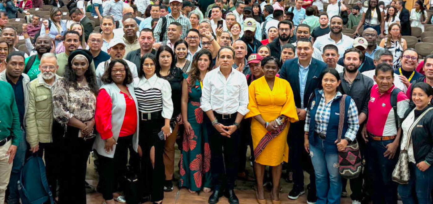 Grupo grande de personas de diferentes grupos étnicos acompañan la instalación de las Mesas Territoriales.