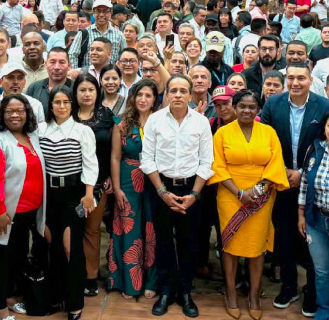 Grupo grande de personas de diferentes grupos étnicos acompañan la instalación de las Mesas Territoriales.